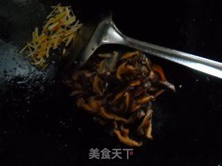 菇笋辣椒鱿鱼丝的做法步骤:3