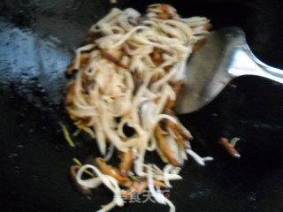 菇笋辣椒鱿鱼丝的做法步骤:4
