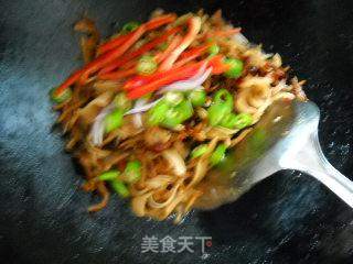菇笋辣椒鱿鱼丝的做法步骤:8