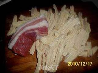 五花肉炒腐竹的做法步骤：1