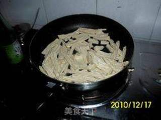 五花肉炒腐竹的做法步骤：6
