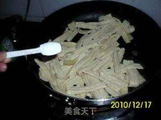 五花肉炒腐竹的做法步骤：7