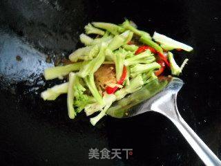 西兰花梗炒腊肠的做法步骤：6