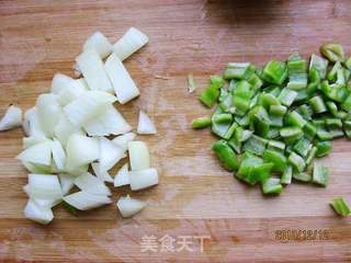 陈醋花生的做法步骤：1