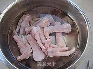 香菇黄豆凤爪汤的做法步骤:2