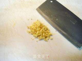 金蒜蚝汁墨鱼仔的做法步骤：2