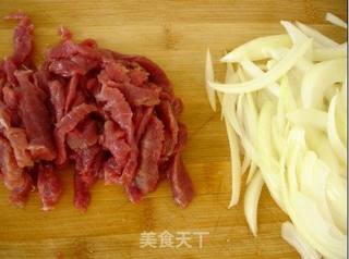 洋葱爆牛柳的做法步骤:2