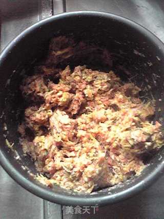 猪肉酸菜粉丝馅饼的做法步骤:2