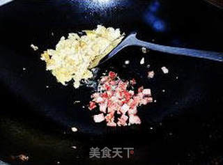 缤纷圣诞腊味炒饭的做法步骤:6