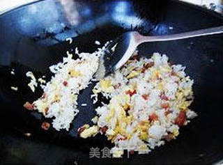 缤纷圣诞腊味炒饭的做法步骤:7