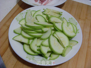 西葫芦炒肉片的做法步骤：1