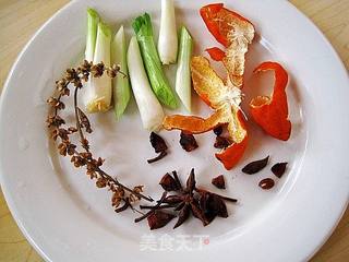 招财进宝----汤煲:腊猪手煲萝卜(加料版)的做法步骤:3