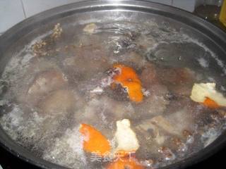 招财进宝----汤煲:腊猪手煲萝卜(加料版)的做法步骤:7