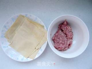 家庭自制简单卤味——豆腐皮儿肉卷的做法步骤：1