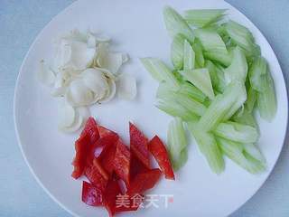 百年好合:西芹百合炒虾仁的做法步骤:2