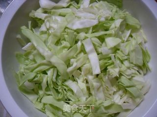 肉丝包菜炒粉的做法步骤：1