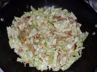 肉丝包菜炒粉的做法步骤：7
