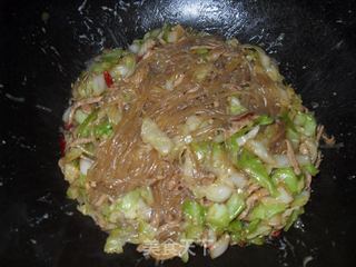 肉丝包菜炒粉的做法步骤：8