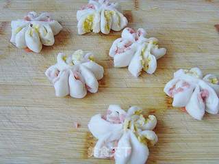 蒸蒸日上:菊花卷的做法步骤:11