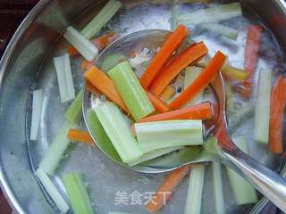 财源滚滚:泡椒凤爪的做法步骤:4