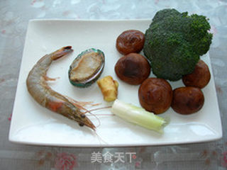 鲍鱼大虾捞面的做法步骤：1