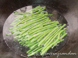 榄菜芝麻炒豆角的做法步骤：1