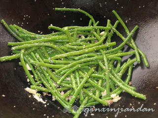 榄菜芝麻炒豆角的做法步骤:4