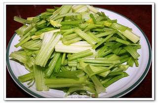 芹菜泡椒炒牛肉的做法步骤:2