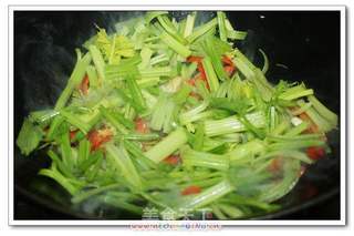 芹菜泡椒炒牛肉的做法步骤:9
