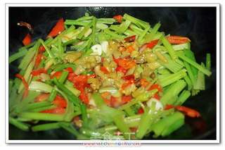 芹菜泡椒炒牛肉的做法步骤:11