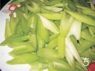 西芹枸杞炒百合的做法步骤:5