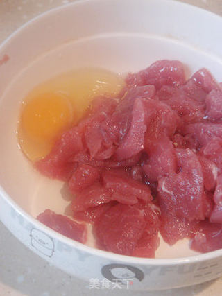 将煲仔饭进行到底——窝蛋滑牛煲仔饭的做法步骤:2