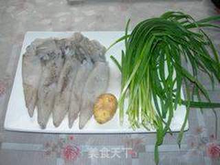 韭菜炒笔管的做法步骤：1