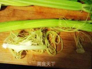 美容瘦脸的快炒小菜---西芹炒虾仁的做法步骤：2