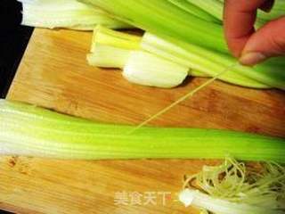 美容瘦脸的快炒小菜---西芹炒虾仁的做法步骤：1