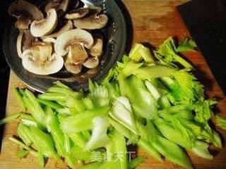 美容瘦脸的快炒小菜---西芹炒虾仁的做法步骤：7