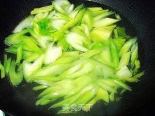 美容瘦脸的快炒小菜---西芹炒虾仁的做法步骤：8