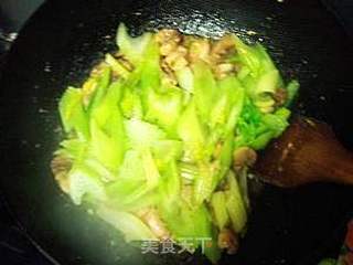美容瘦脸的快炒小菜---西芹炒虾仁的做法步骤：15