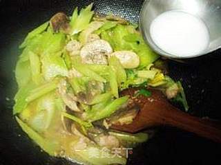 美容瘦脸的快炒小菜---西芹炒虾仁的做法步骤：16