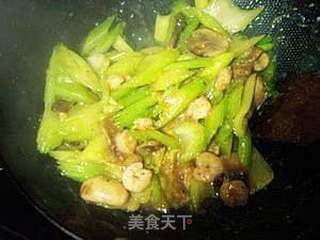 美容瘦脸的快炒小菜---西芹炒虾仁的做法步骤:17