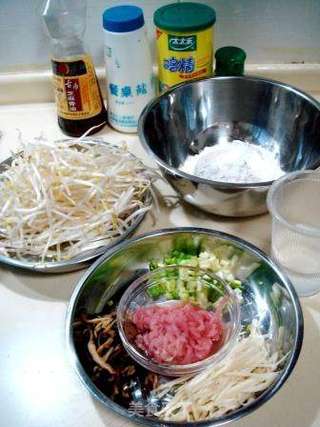 除夕年夜饭新添品种“炸三丝芽菜春卷”的做法步骤：1