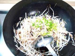 除夕年夜饭新添品种“炸三丝芽菜春卷”的做法步骤：6