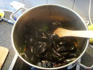 黑啤烧海虹的做法步骤：2