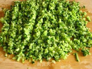 黄瓜三鲜水饺的做法步骤:2