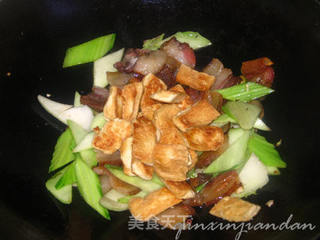 白菜豆干炒腊肉的做法步骤:11