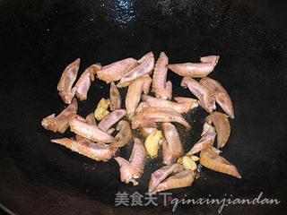 京葱爆鸡翅尖的做法步骤:2