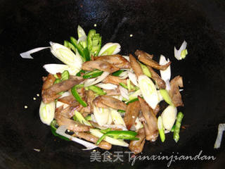 京葱爆鸡翅尖的做法步骤:3