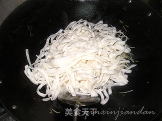 芽菜炒河粉的做法步骤:2
