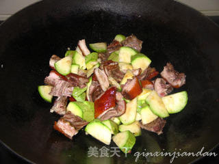 西葫芦焖烧肉的做法步骤:4