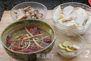 秋寒霜降喝汤暖胃 山笋野菌土鸡汤的做法步骤:2